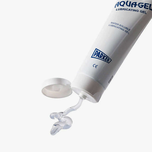 Aquagel® tüpünün aç-kapa kapağı açık; berrak ve yoğun kıvamlı su bazlı jel görünüyor